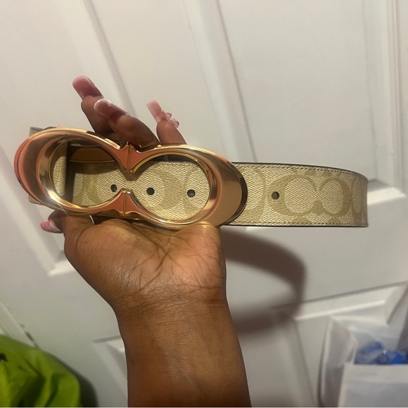 Gold buckle on coach-printed belt buckle - Picture 2 of 2